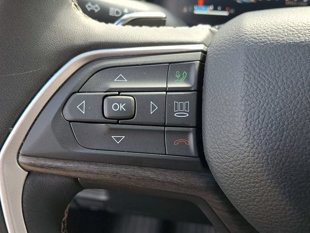 Used 2023 Jeep Grand Cherokee Limited w/ Black Appearance Package AWD/4WD image 22
