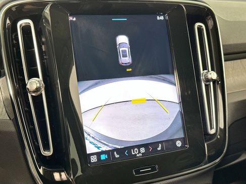 Used 2023 Volvo XC40 B4 Core w/ Convenience Package image 13