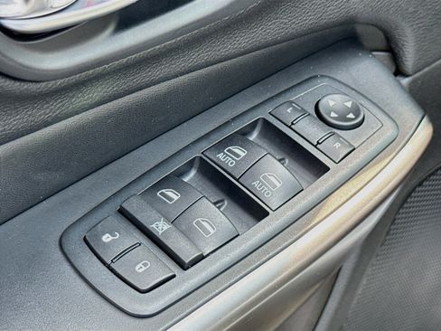 Used 2020 Jeep Cherokee Latitude w/ Cold Weather Group AWD/4WD image 10