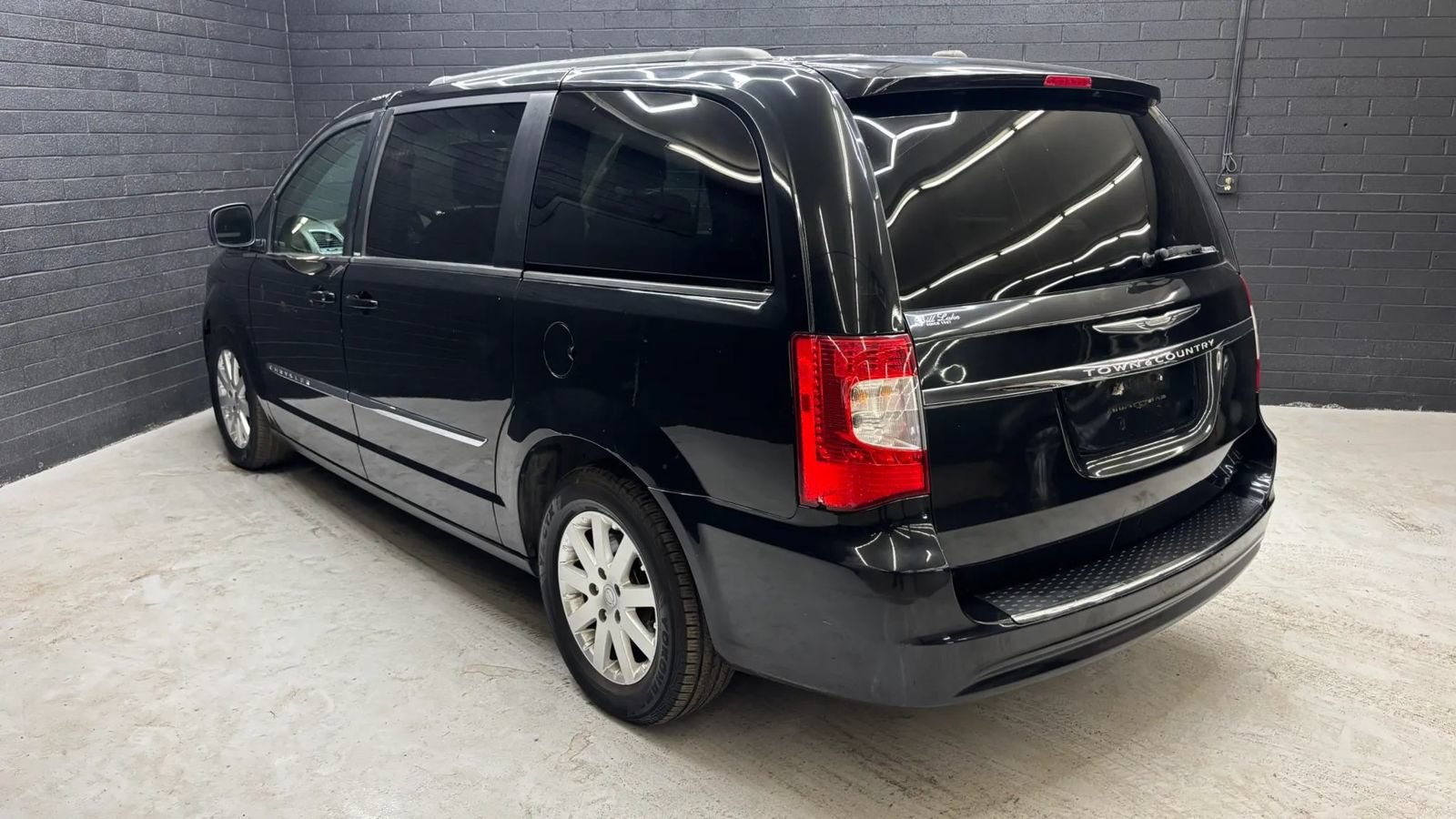 Used 2014 Chrysler Town & Country Touring FWD image 4