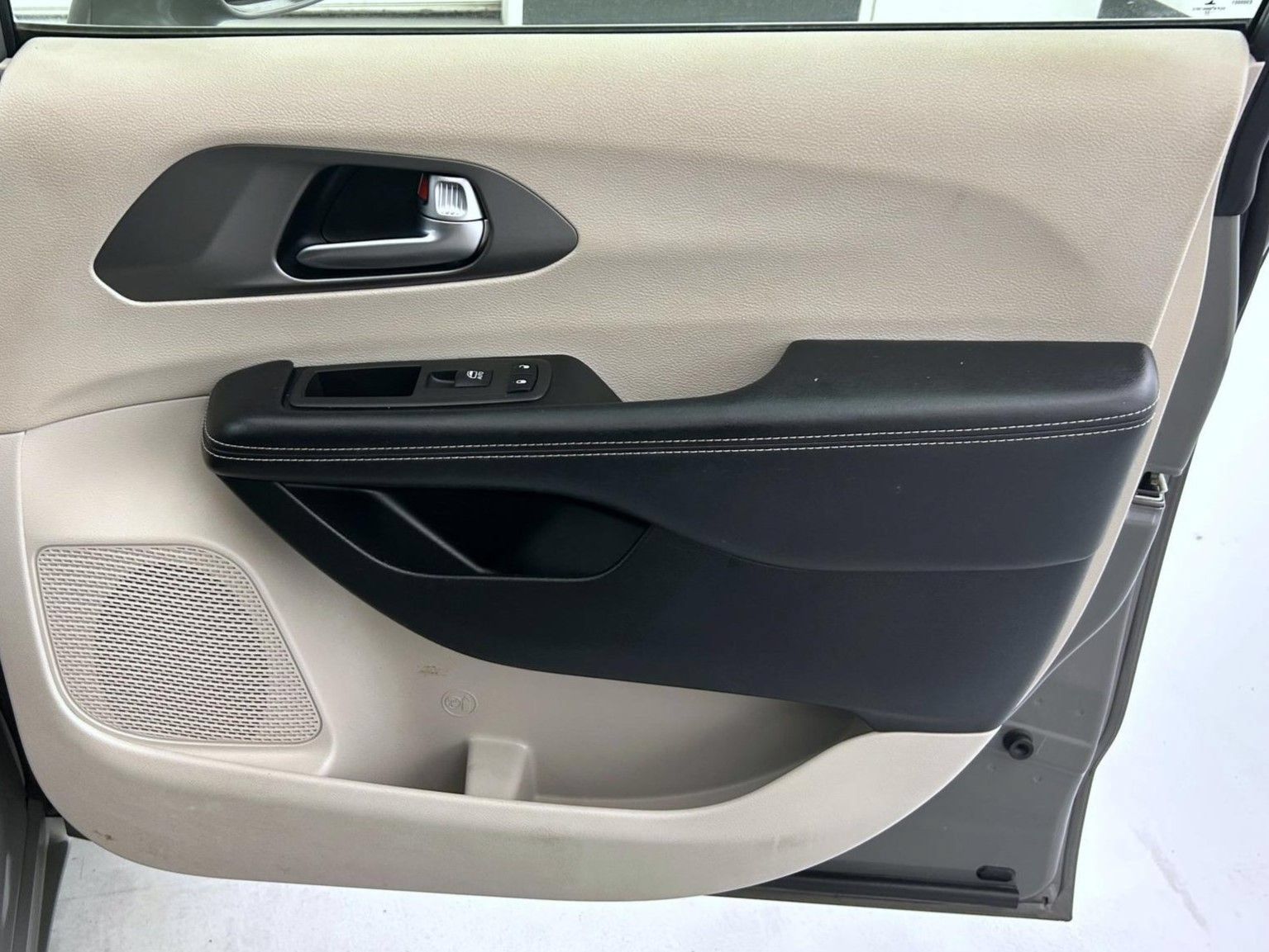 Certified 2022 Chrysler Pacifica Touring-L FWD image 16