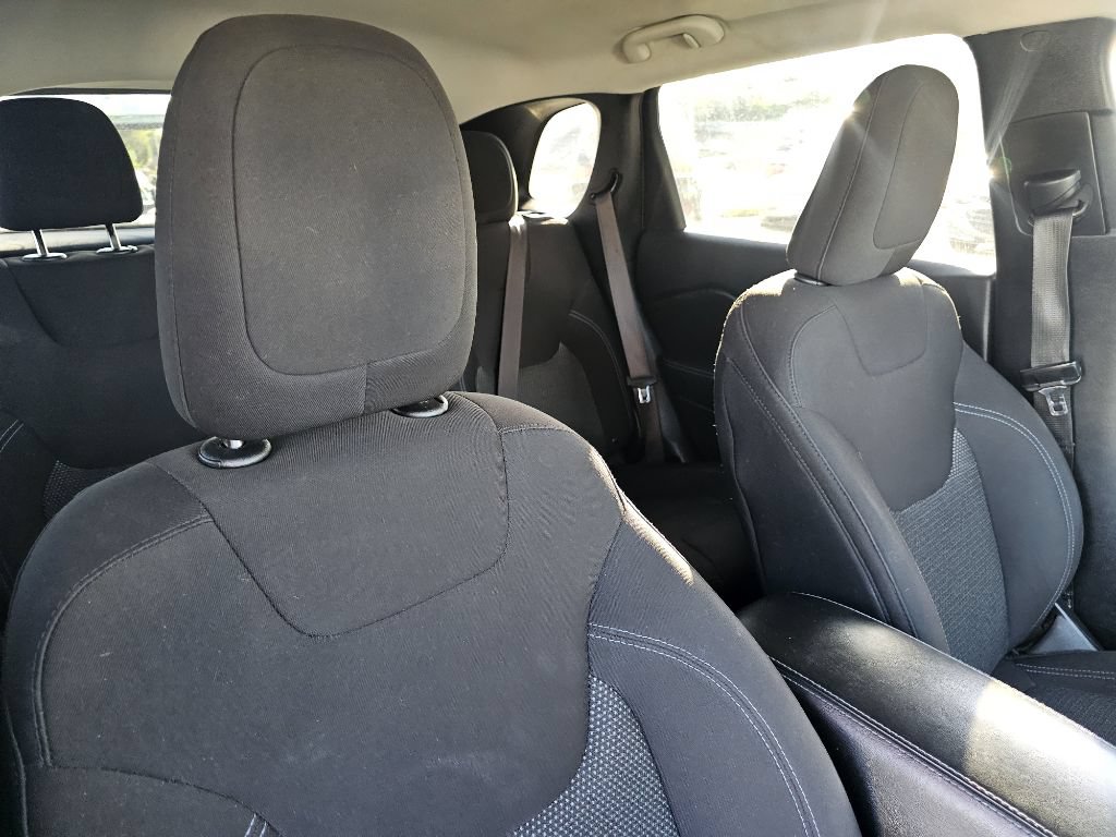 Used 2019 Jeep Cherokee Latitude w/ Popular Appearance Group AWD/4WD image 42