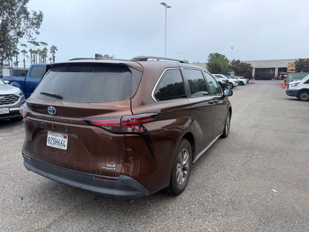 Used 2022 Toyota Sienna XLE w/ XLE Plus Package FWD image 3