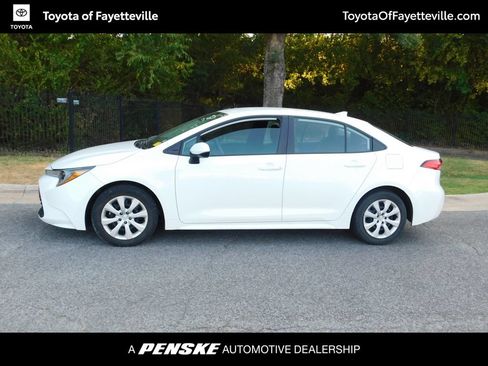 Used 2025 Toyota Corolla LE FWD image 2