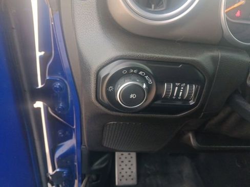 Used 2018 Jeep Wrangler Unlimited Sahara image 14