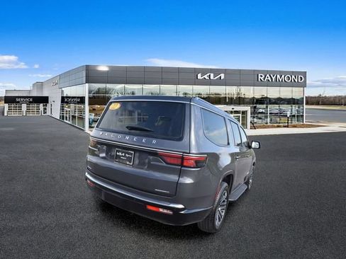 Used 2022 Jeep Wagoneer Series III AWD/4WD image 3