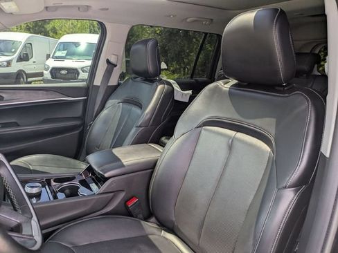 Used 2022 Jeep Grand Cherokee L Limited w/ Luxury Tech Group II AWD/4WD image 15