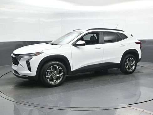 Used 2025 Chevrolet Trax LT FWD image 7