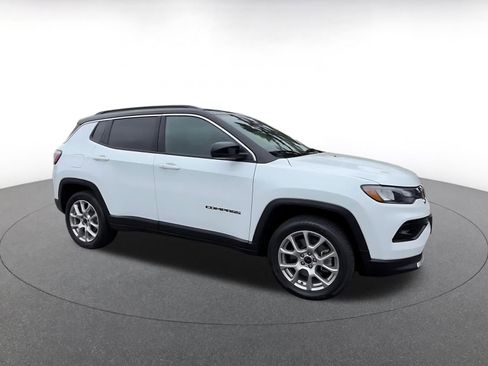 Used 2025 Jeep Compass Limited AWD/4WD image 2