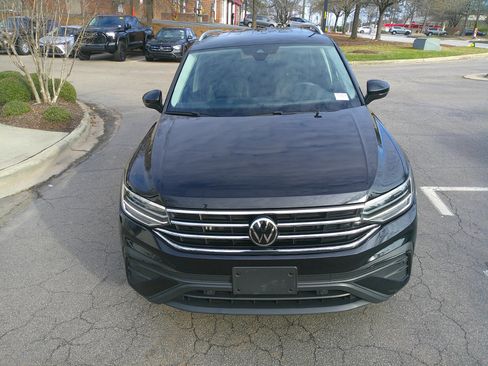 Used 2022 Volkswagen Tiguan SE image 3