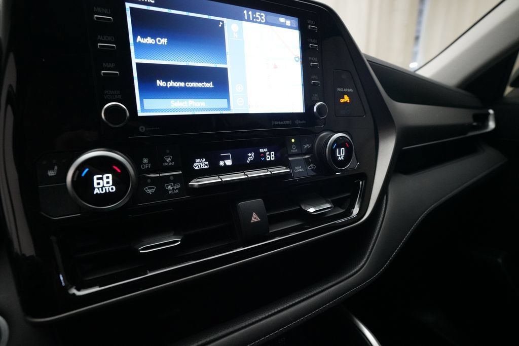 Used 2020 Toyota Highlander XLE FWD image 21