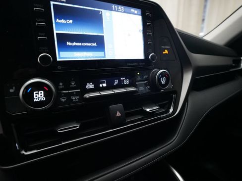 Used 2020 Toyota Highlander XLE FWD image 21