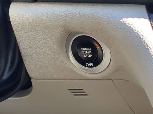 Used 2021 Chrysler Pacifica Touring-L image 19