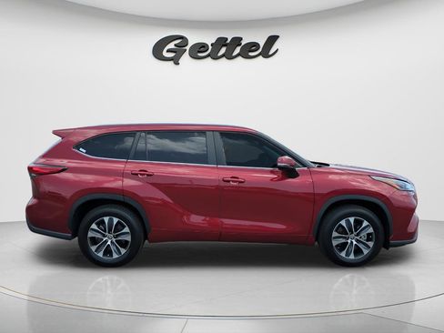 Used 2023 Toyota Highlander XLE FWD image 4