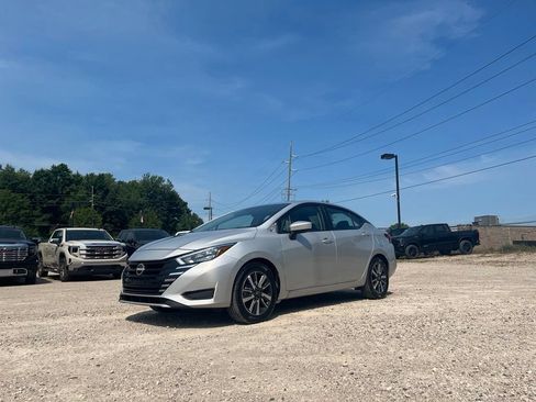 Used 2025 Nissan Versa SV FWD image 2