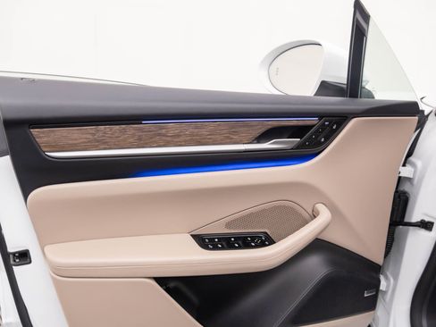 Certified 2025 Porsche Macan Electric image 14