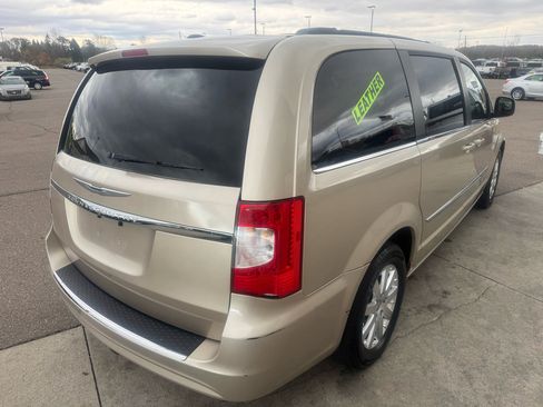 Used 2014 Chrysler Town & Country Touring image 5