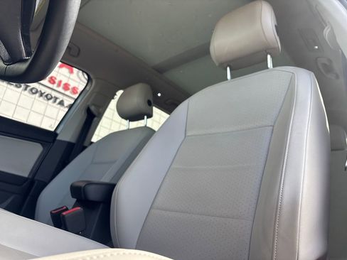 Used 2021 Volkswagen Tiguan SE w/ Panoramic Sunroof Package image 9