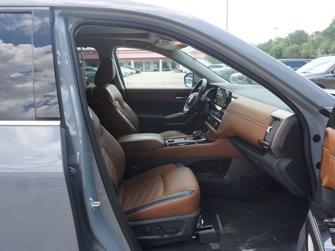 Used 2023 Nissan Pathfinder Platinum AWD/4WD image 19