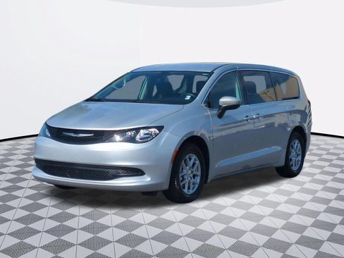 Used 2022 Chrysler Voyager LX FWD image 2