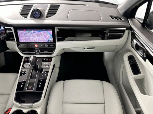Certified 2024 Porsche Macan AWD/4WD image 22