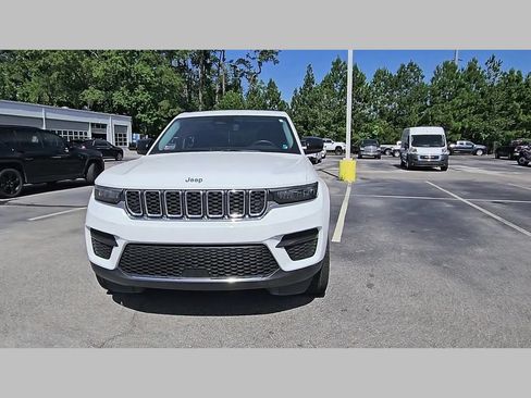 Used 2023 Jeep Grand Cherokee Laredo w/ Luxury Tech Group I AWD/4WD image 39
