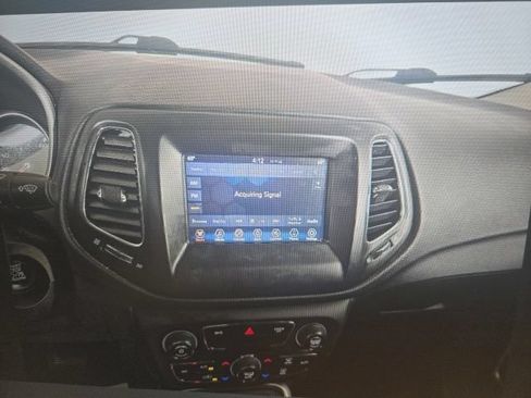 Used 2019 Jeep Compass Latitude w/ Cold Weather Group AWD/4WD image 10