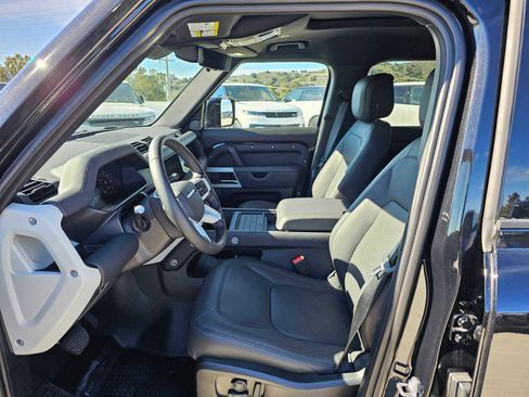 New 2024 Land Rover Defender 110 SE image 19