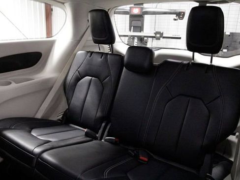 Used 2024 Chrysler Pacifica Touring-L image 18