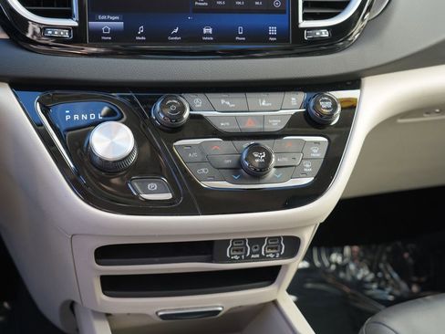 Used 2024 Chrysler Pacifica Touring-L image 22