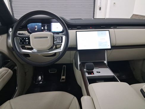 Used 2025 Land Rover Range Rover SE image 4