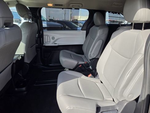Used 2026 Toyota Sienna XLE FWD image 30