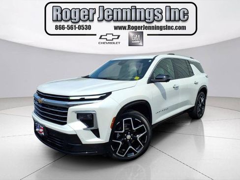 Used 2025 Chevrolet Traverse High Country FWD image 1