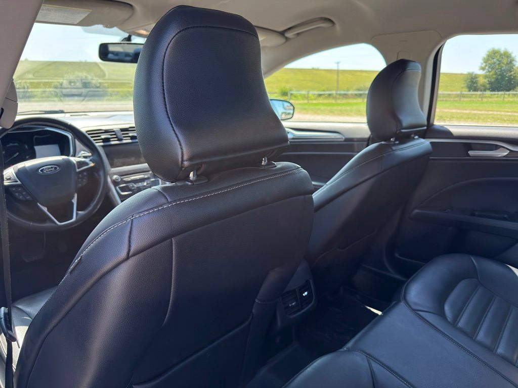 Used 2017 Ford Fusion SE w/ Fusion SE Technology Package FWD image 28