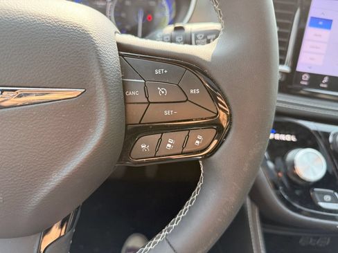 Used 2025 Chrysler Pacifica Limited FWD image 20