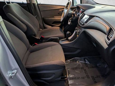 Used 2018 Chevrolet Trax LS image 19
