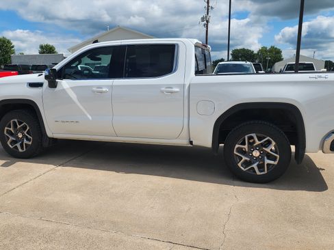 Used 2024 GMC Sierra 1500 SLE w/ Preferred Package AWD/4WD image 8