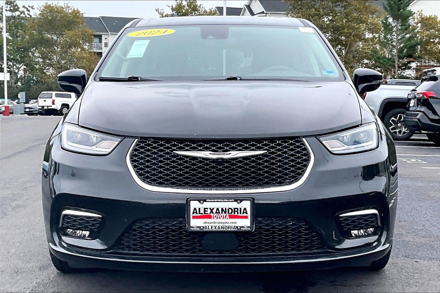 Used 2024 Chrysler Pacifica Limited FWD image 3