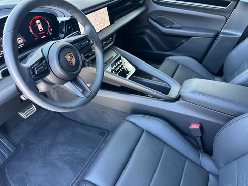 Used 2025 Porsche Macan 4S Electric AWD/4WD image 4