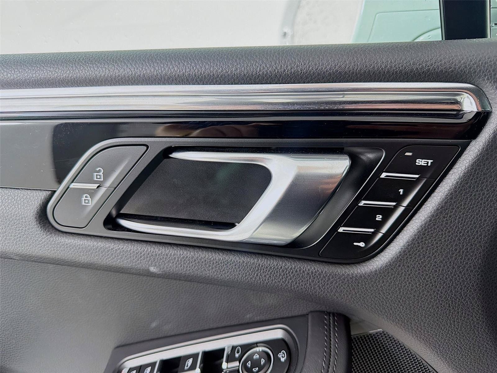 Used 2025 Porsche Macan AWD/4WD image 7