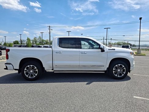 Used 2024 Chevrolet Silverado 1500 High Country w/ Technology Package AWD/4WD image 7