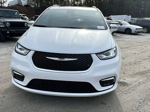 Used 2024 Chrysler Pacifica Pinnacle image 3