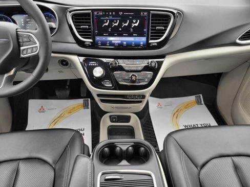 Used 2024 Chrysler Pacifica Touring-L image 12