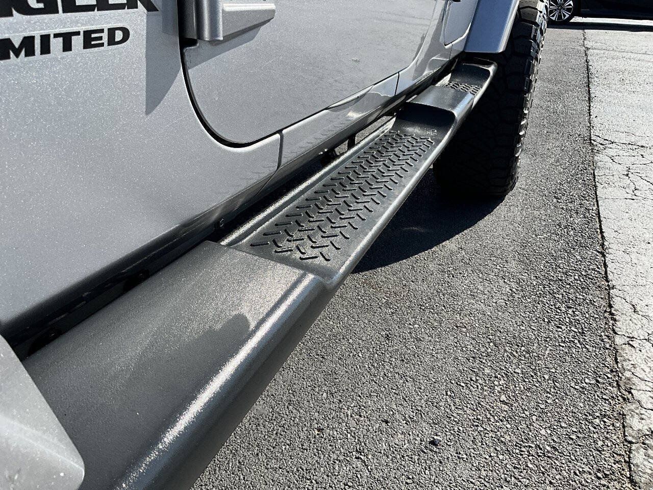 Used 2016 Jeep Wrangler Unlimited Sahara w/ Connectivity Group AWD/4WD image 40