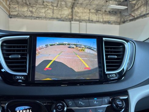 Used 2024 Chrysler Pacifica Touring-L FWD image 21