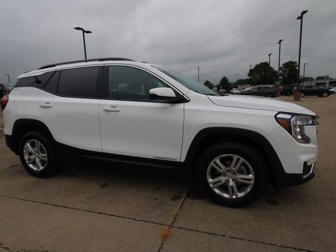 Used 2024 GMC Terrain SLE w/ Driver Convenience Package AWD/4WD image 3