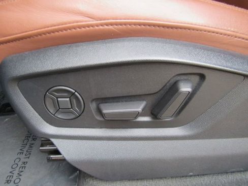 Used 2022 Audi Q8 Premium image 17