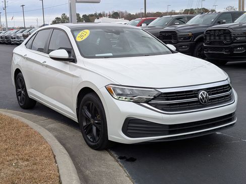 Used 2023 Volkswagen Jetta SE image 3