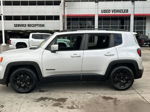 Used 2020 Jeep Renegade Altitude FWD image 3