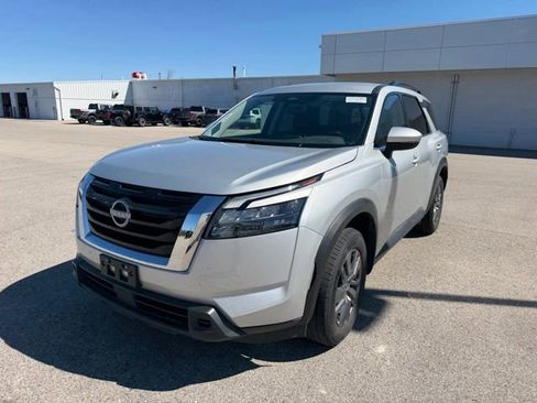 Used 2025 Nissan Pathfinder SV AWD/4WD image 3